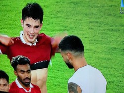 Momen Cristian Romero Minta Jersey Elkan Baggot Seusai Laga