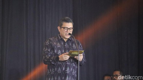 Pimpinan Redaksi detikcom Alfito Deannova sedang membacakan pemenang nominasi detikcom Awards 2023