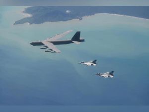 3 F-16 TNI AU Kawal 2 Pesawat Pengebom AS yang Pertama Kali ke RI