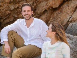 Heboh Emma Watson Pakai Gaun Melayang, Bikin Fans Bingung