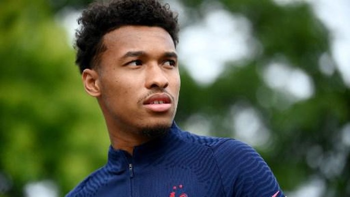 Frances midfielder Boubacar Kamara arrives for a training session in Clairefontaine-en-Yvelines, outside Paris, on May 29, 2022 as part of the teams preparation for the upcoming UEFA Nations League. (Photo by FRANCK FIFE / AFP)
