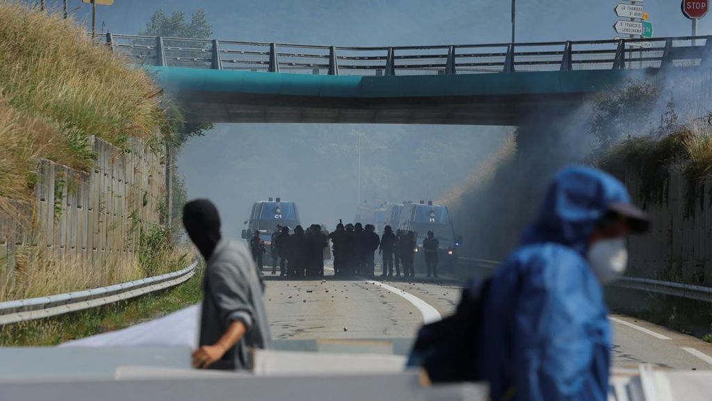 Gas Air Mata Warnai Aksi Tolak Jalur Kereta Cepat Prancis-Italia Gas Air Mata Warnai Aksi Tolak Jalur Kereta Cepat Prancis-Italia