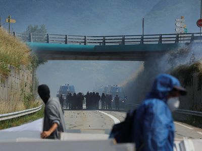 Gas Air Mata Warnai Aksi Tolak Jalur Kereta Cepat Prancis-Italia