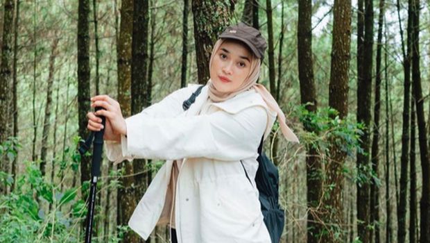 Gaya Hijab Simple Ririe Fairus
