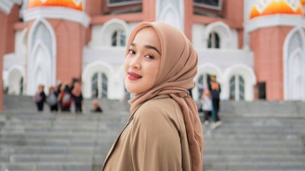 9 Gaya Hijab Ririe Fairus yang Makin Cantik, Disebut Bikin Mantan Menyesal