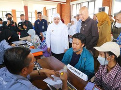 Gubernur Khofifah Tinjau Posko Pelayanan PPDB SMA-SMK