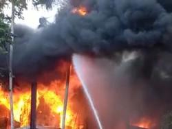 Kebakaran Gudang Styrofoam di Jimbaran, 9 Mobil Damkar Turun Tangan