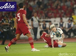 Asnawi, yang dikenal sebagai wing-back lugas, tanpa kompromi memotong bola dari kaki Garnacho. Foto: Rifkianto Nugroho/detikcom