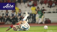 Garnacho pun sampai terjatuh usai kena tekel Asnawi. Foto: Rifkianto Nugroho/detikcom