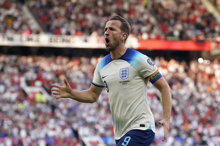 Inggris Pesta Gol ke Gawang Makedonia Utara di Kualifikasi Euro 2024 England's Harry Kane celebrates after scoring the opening goal during the Euro 2024 group C qualifying soccer match between England and North Macedonia at Old Trafford in Manchester, Monday June 19, 2023. (AP Photo/Dave Thompson)