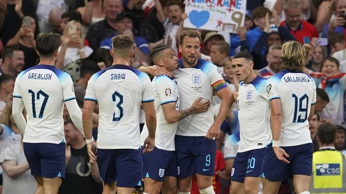 Englands Kalvin Phillips, centre left, celebrates with Harry Kane, centre right, after scoring his sides sixth goal during the Euro 2024 group C qualifying soccer match between England and North Macedonia at Old Trafford in Manchester, Monday June 19, 2023. (AP Photo/Dave Thompson)