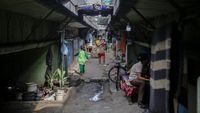 Intip Permukiman Bawah Jalan Tol di Jakarta