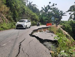 6 Bulan Longsor, Jalan di Tebing Pegunungan Kendeng Pati Tak Juga Diperbaiki