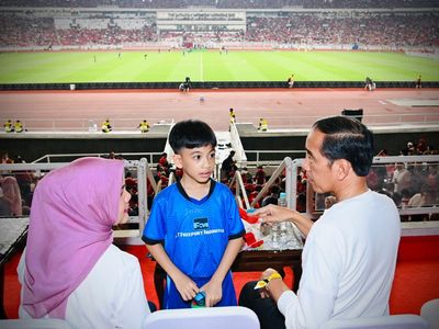 5 Foto Jan Ethes Dampingi Martinez hingga Nonton Timnas Bareng Jokowi