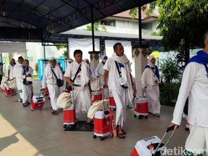 Embarkasi Solo Wanti-wanti Jemaah Haji Tak Bawa Air Zam-zam di Bagasi Pesawat Embarkasi Solo Wanti-wanti Jemaah Haji Tak Bawa Air Zam-zam di Bagasi Pesawat