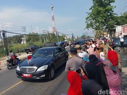 Warga Gresik Antusias Sambut Jokowi: Gak Sia-sia Nunggu, Dapat Kaos