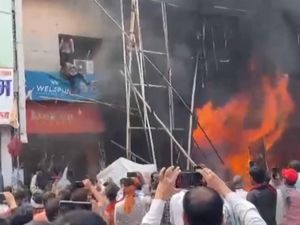 Kebakaran di Pusat Perbelanjaan India, Korban Loncat dari Jendela