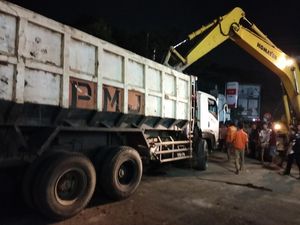 Dua Orang Tewas Akibat Dump Truck Muatan Tanah Terguling di Depan RSUD Banten