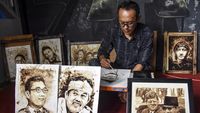Keren! Seniman Ini Lukis Tokoh Nasional Pakai Ampas Kopi