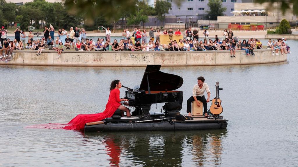 Konser Piano Terapung Memikat Warga di Madrid Konser Piano Terapung Memikat Warga di Madrid