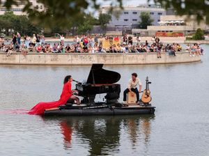 Konser Piano Terapung Memikat Warga di Madrid