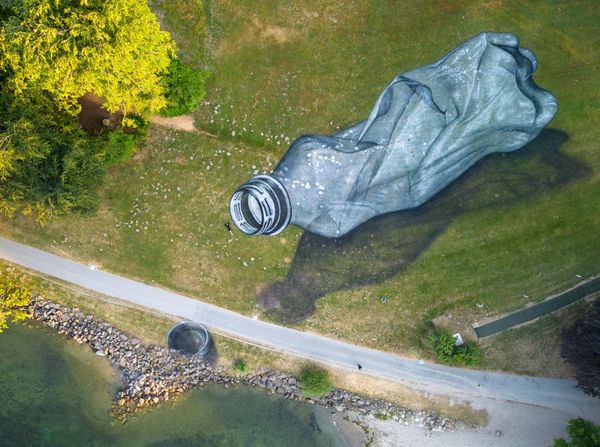 Kritik Polusi, Seniman Swiss Bikin Lukisan Raksasa Botol Plastik