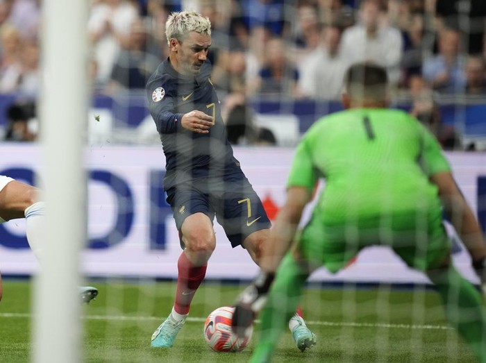 Kualifikasi Euro 2024: Gol Tunggal Mbappe Bawa Prancis Menang Atas Yunani France's Antoine Griezmann, centre, controls the ball during the Euro 2024 group B qualifying soccer match between France and Greece at the Stade de France, outside Paris, Monday, June 19, 2023. (AP Photo/Christophe Ena)