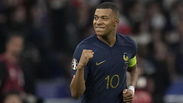 Frances Kylian Mbappe celebrates after scoring the opening goal by a penalty shoot during the Euro 2024 group B qualifying soccer match between France and Greece at the Stade de France, outside Paris, Monday, June 19, 2023. (AP Photo/Christophe Ena)
