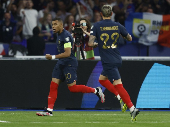 Soccer Football - UEFA Euro 2024 Qualifier - Group B - France v Greece - Stade de France, Saint-Denis, France - June 19, 2023 Frances Kylian Mbappe celebrates scoring their first goal REUTERS/Gonzalo Fuentes