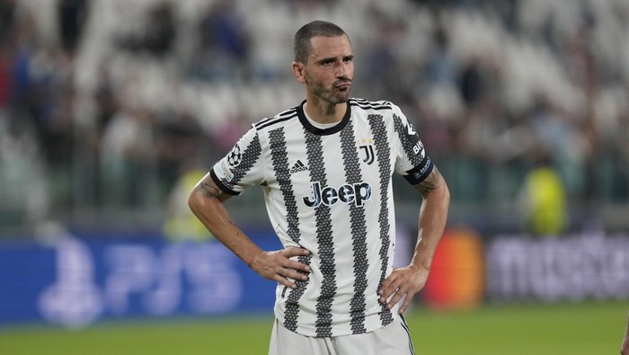 Juventus Leonardo Bonucci reacts after the end of a Champions League group H soccer match between Juventus and Benfica at the Allianz stadium,Turin, Italy, on Wednesday, Sept. 14, 2022. Benfica won 2-1.(AP Photo/Antonio Calanni)