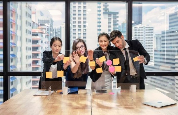 Libatkan diri di perusahaan baru. foto freepik.com: mumemories Libatkan diri di perusahaan baru. foto freepik.com: mumemories