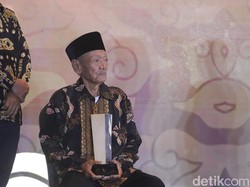 Konsistensi Mama Jana Diganjar Anugerah Figur Teladan detikJabar Awards 2023