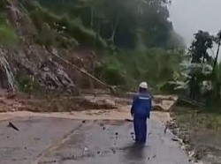 Longsor Terjang Jalan Trans Sulawesi di Mamuju, Lalin Tersendat