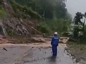 Longsor Terjang Jalan Trans Sulawesi di Mamuju, Lalin Tersendat Longsor Terjang Jalan Trans Sulawesi di Mamuju, Lalin Tersendat
