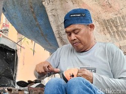 Perjuangan Tukang Sol Sepatu Garut Kuliahkan Anak di Perguruan Tinggi