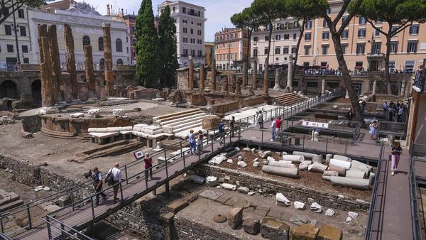 Mengunjungi Area Suci Kuil Romawi Kuno di Pusat Kota Roma