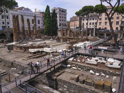 Mengunjungi Area Suci Kuil Romawi Kuno di Pusat Kota Roma