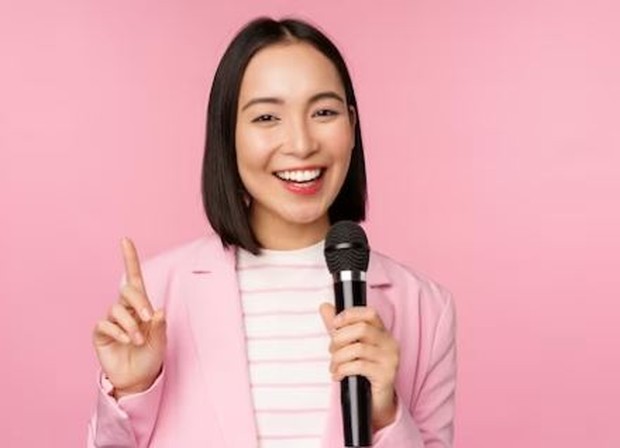 Mengurutkan dengan jari/ foto: Freepik/ benzoix Perempuan sedang memegang mic