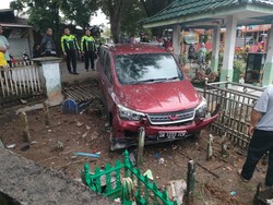 Detik-detik Mobil Masuk Perkuburan di Kalsel gegara Sopir Tak Tahan Kantuk