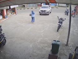 Heboh Emak-emak Kejar Toyota Rush yang Mundur Sendiri