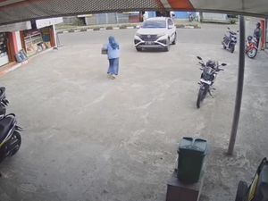 Belajar dari Emak-emak Kejar Mobilnya yang Mundur, Begini Tips Parkir di Jalan Menurun Belajar dari Emak-emak Kejar Mobilnya yang Mundur, Begini Tips Parkir di Jalan Menurun