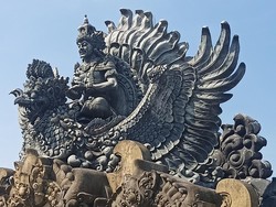 Viral 2 Remaja di Bali Panjat Patung GWS, Berujung Minta Maaf