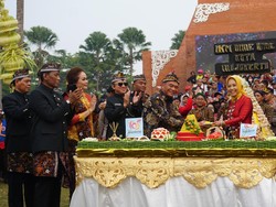 Gunungan Produk Khas Kota Mojokerto Ludes Diserbu Warga di Pesta Rakyat