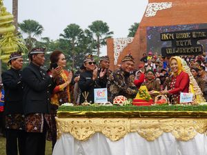 Gunungan Produk Khas Kota Mojokerto Ludes Diserbu Warga di Pesta Rakyat Gunungan Produk Khas Kota Mojokerto Ludes Diserbu Warga di Pesta Rakyat