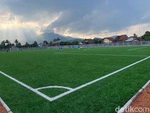 Mengintip Indahnya Lapangan Sepak Bola Berlatar Gunung Guntur di Garut Mengintip Indahnya Lapangan Sepak Bola Berlatar Gunung Guntur di Garut