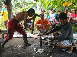 Perajin Pisau dari Baja Bekas Banjir Pesanan Jelang Idul Adha