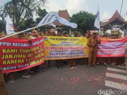 PPDI Sidoarjo Demo Tagih Janji Bupati Sejahterakan Perangkat Desa