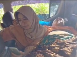 Ibu Hendak Melahirkan di Jambi Harus Lewat Jalan Rusak untuk Menuju RS