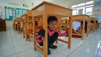 Antusias Anak-anak SD di Padang Ikut Simulasi Gempa dan Tsunami