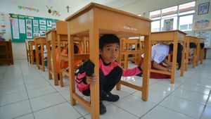 Antusias Anak-anak SD di Padang Ikut Simulasi Gempa dan Tsunami